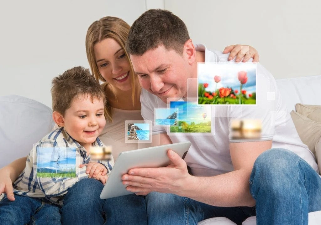 WebBabyShower - family watching photo