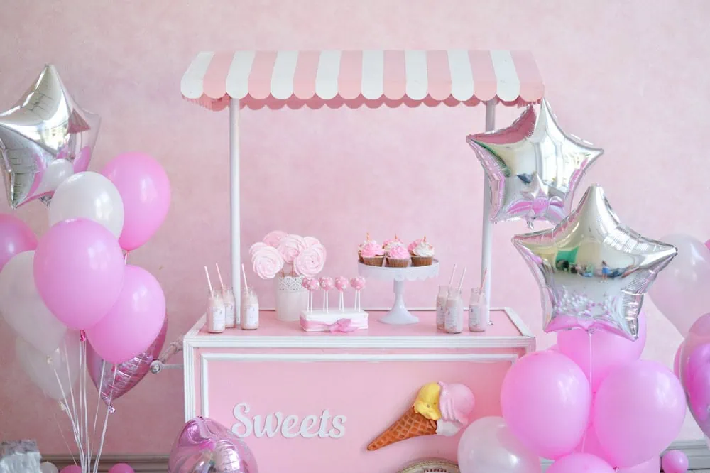 webbabyshower sip and see pink theme with balloons, cupcake, lollipop on a stall