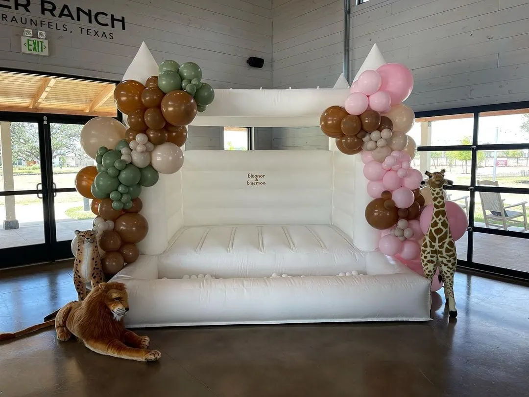 a picture of a jungle baby shower organized by Bomb Balloons in San Antonio